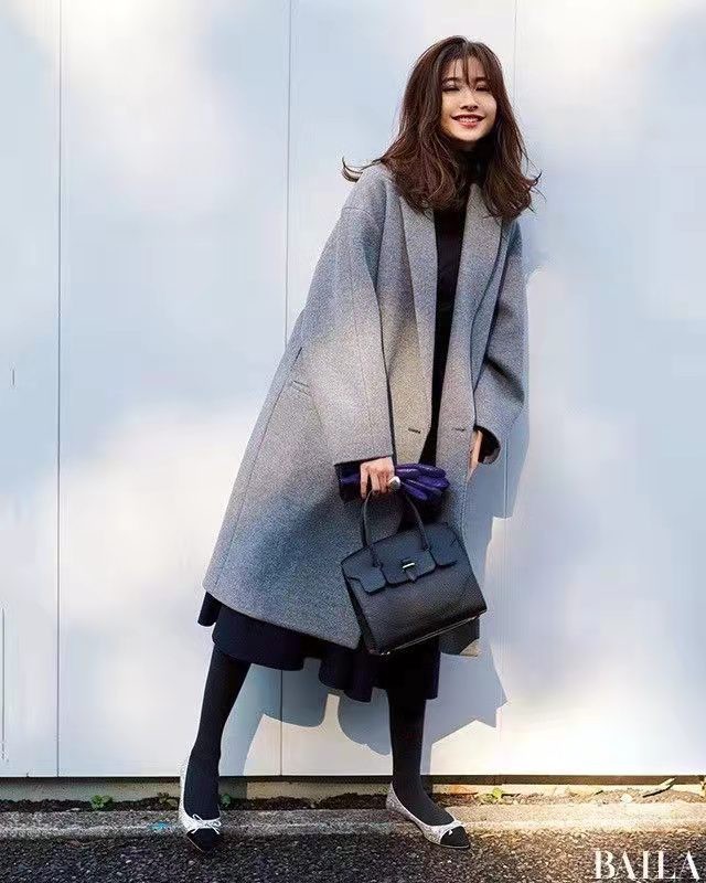 卫衣式毛衣怎么搭配羊绒大衣,棉衣卫衣毛衣时尚搭配御寒不臃肿
