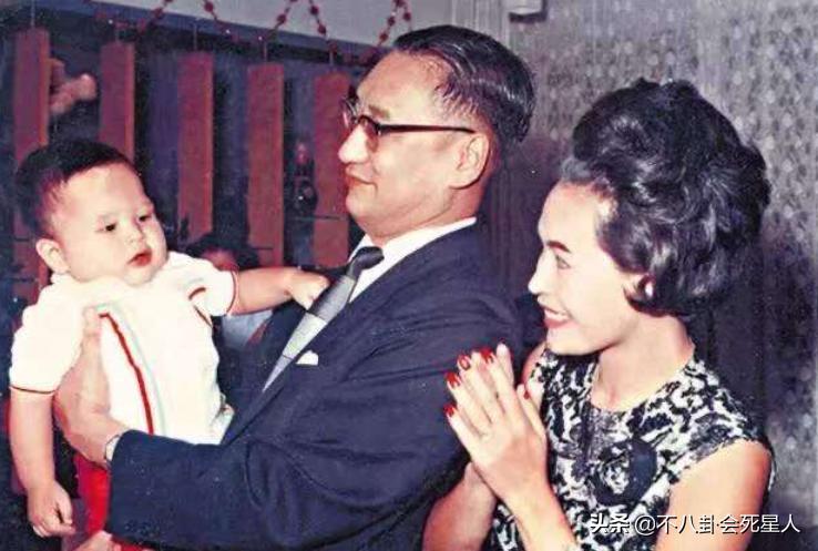 明星整容脸僵硬图片,老女明星整容脸和纯天然脸