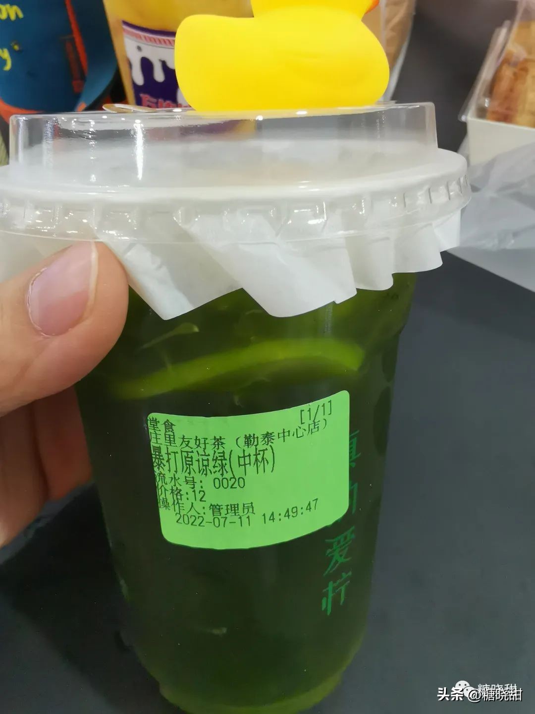 喝了十个品牌，三十款奶茶，终于找到了夏天的“解药”