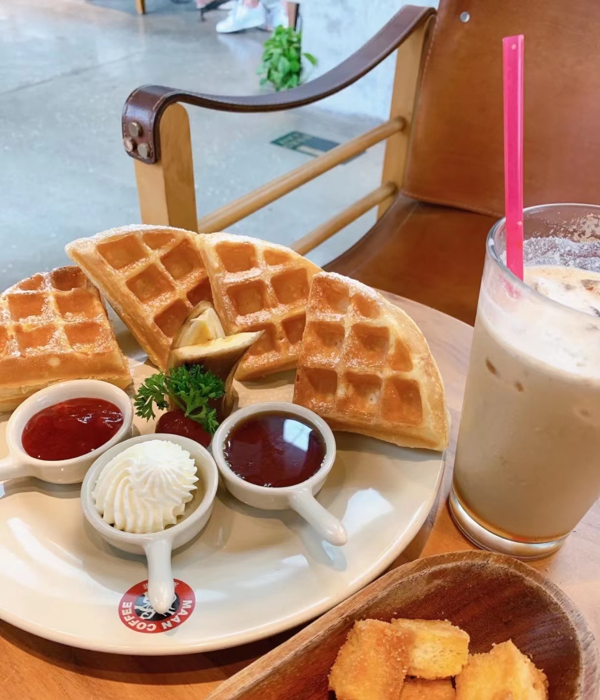 北滨路红店走下神坛！全球最大的漫咖啡体验店关了