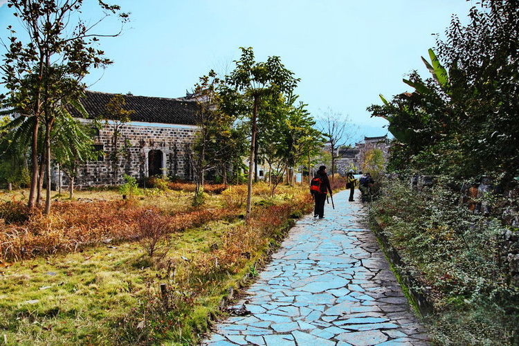 廿万公里六章，要看两岸猿声啼不住，只需要在大昌古镇150元租船