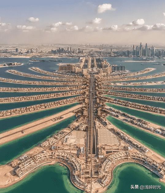 老照片：年轻母女在街头揽客卖纱巾，暗娼舞女冲进屋里耀武扬威3