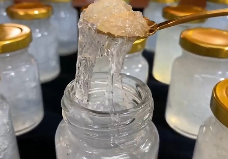 燕窝当水喝打60万美容针，初中文凭的李宝华，背后的30亿有多疯狂