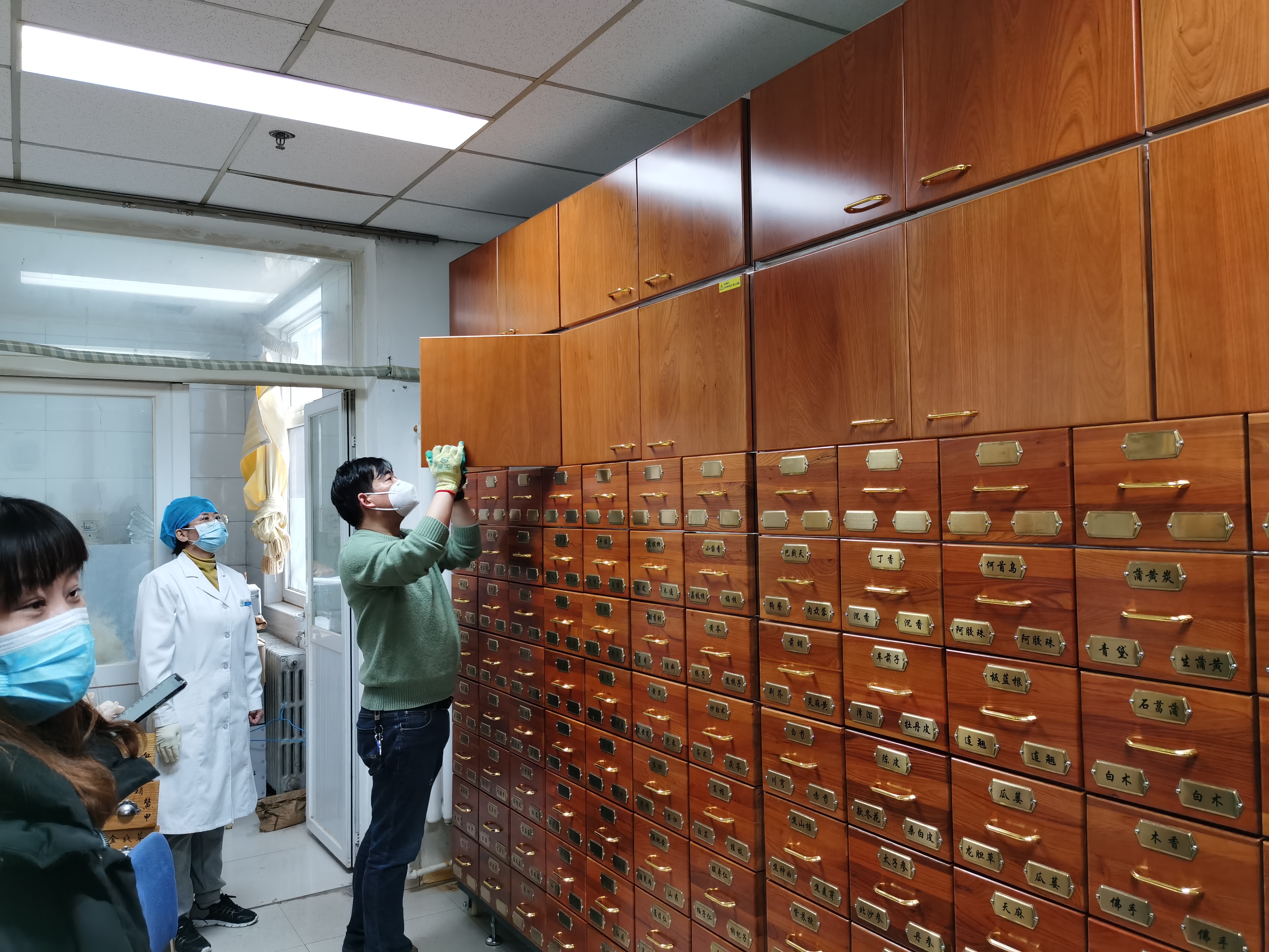 柜子里有中药味怎么办,新中药柜气味重担心吗