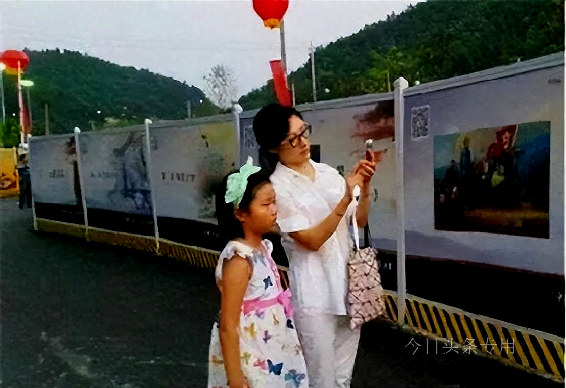 从“央视一姐”到“查无此人”，55岁的周涛，到底经历了什么？