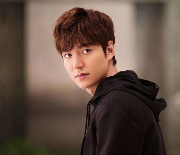 曾经很帅现在发福的男明星,曾经很胖的男明星现在很帅