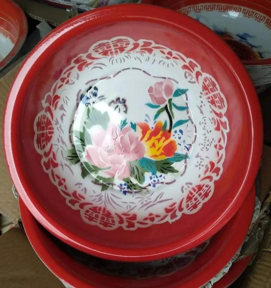 你可还记得黑白电视机上的彩色贴膜？回顾一些八九十年代生活用品