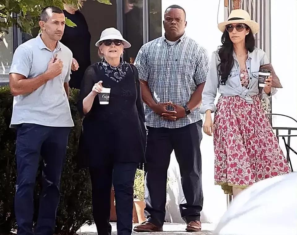 希拉里竞选丑闻,希拉里是怎样面对克林顿的出轨的