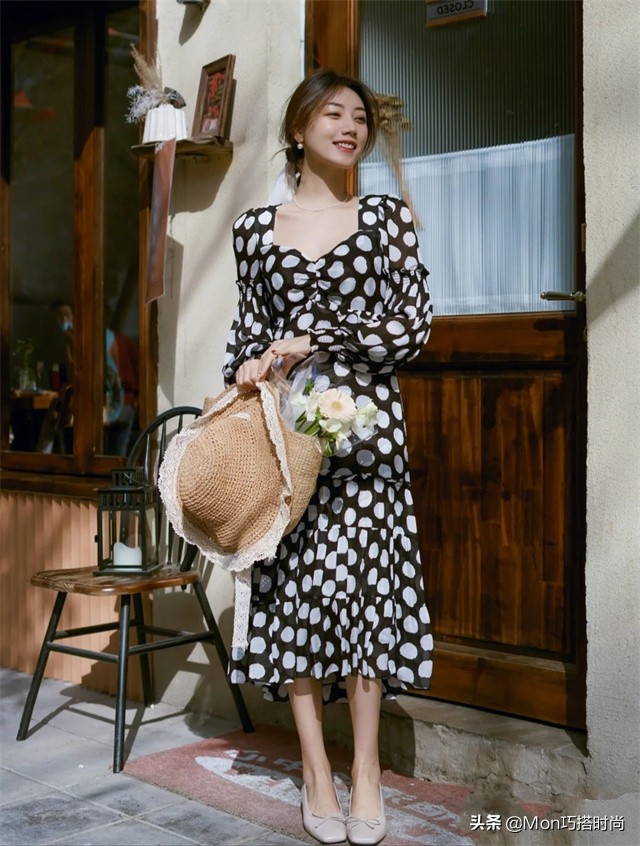 告别小白鞋今年流行怎样的鞋,告别小白鞋奶奶鞋再次火爆时尚圈