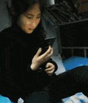 一哥们在殡仪馆守灵，闲着无聊，半夜用手机搜附近的人