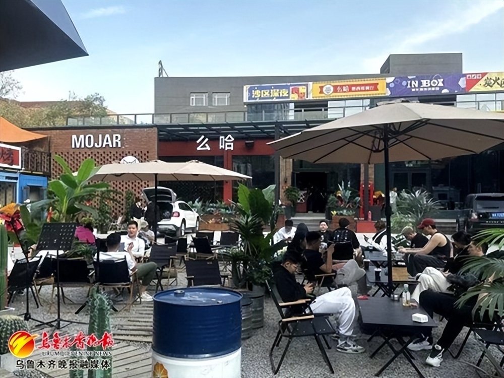 实现创业梦想，95后小伙打造露营风酒屋