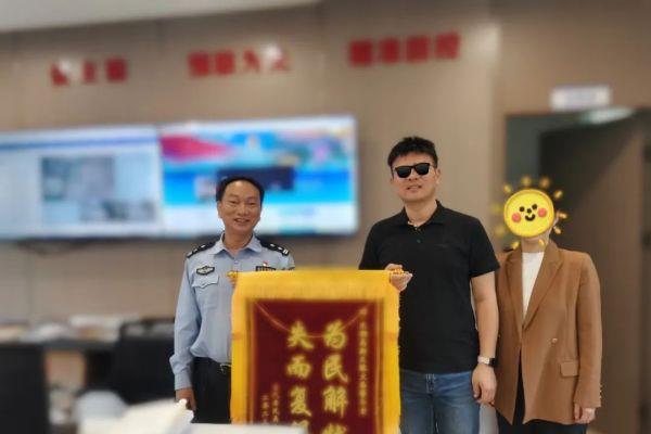 警察打800通电话找回毕业设计