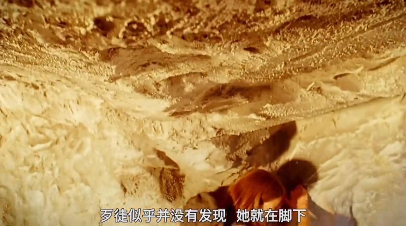 女子在悬崖被追杀,女孩在悬崖边被三人追杀