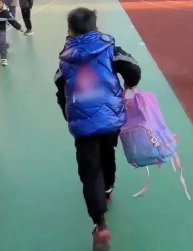 男孩致同学受伤每天帮拎包,男孩致女孩受伤