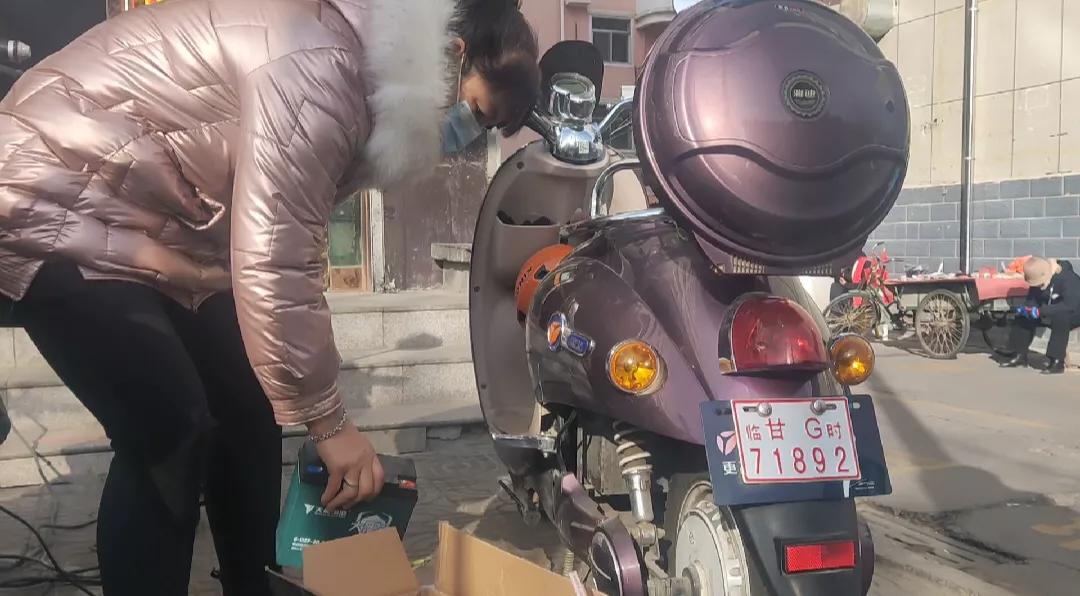 电动车锂电还是铅酸电池性价比高,电动车电池是铅酸还是锂电石墨烯