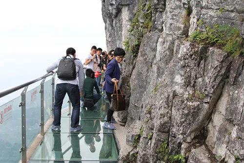 天门山跳崖女孩狼人杀 (天门山跳崖事件内江女孩资料)