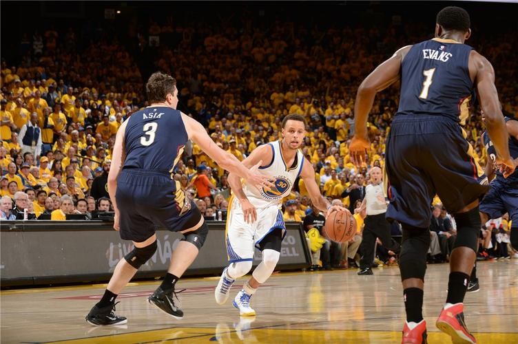 15年库里率领勇士首夺总冠军，一哥场均16分拿FMVP，库里表现如何