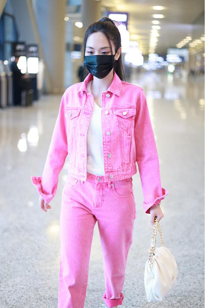 王霏霏黑西装齐刘海,王霏霏机场粉色包包