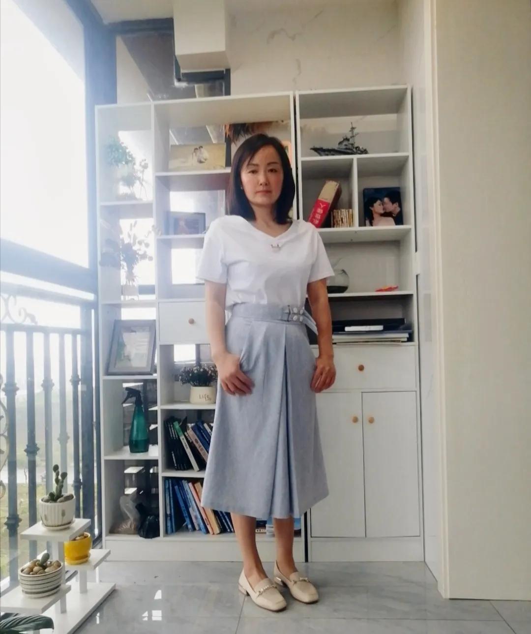 2018白t最时髦搭配好看爆了,旧白t如何翻新