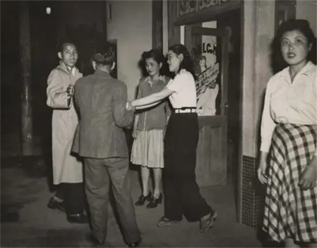 日本*女妓**玛丽,为等到心上人归来,78岁仍靠站街赚钱,受国人敬仰