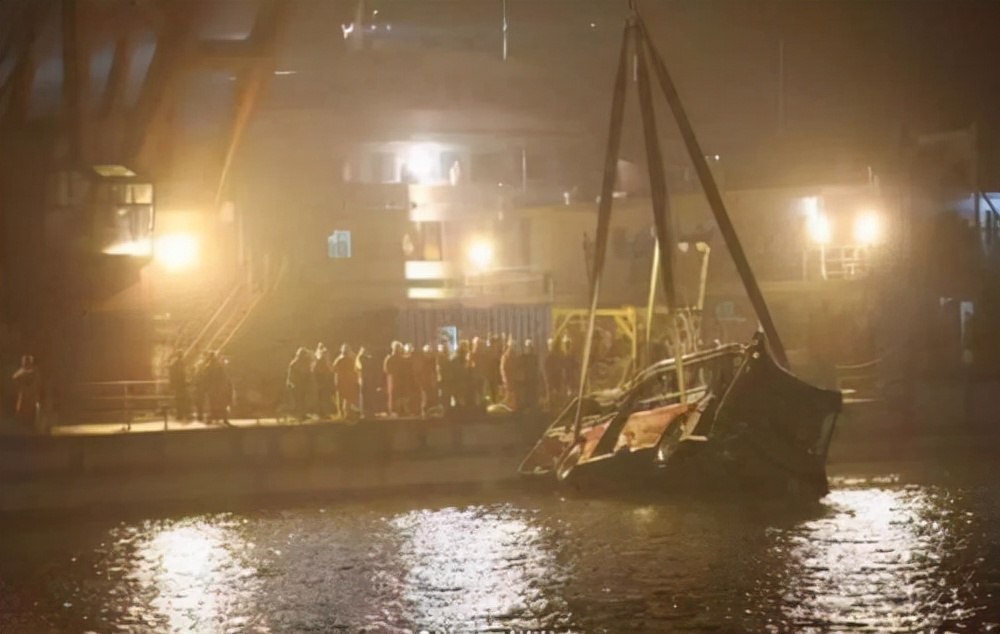 公交车坠江事件司机怎么样了,调查公交车坠江事件背后的思考