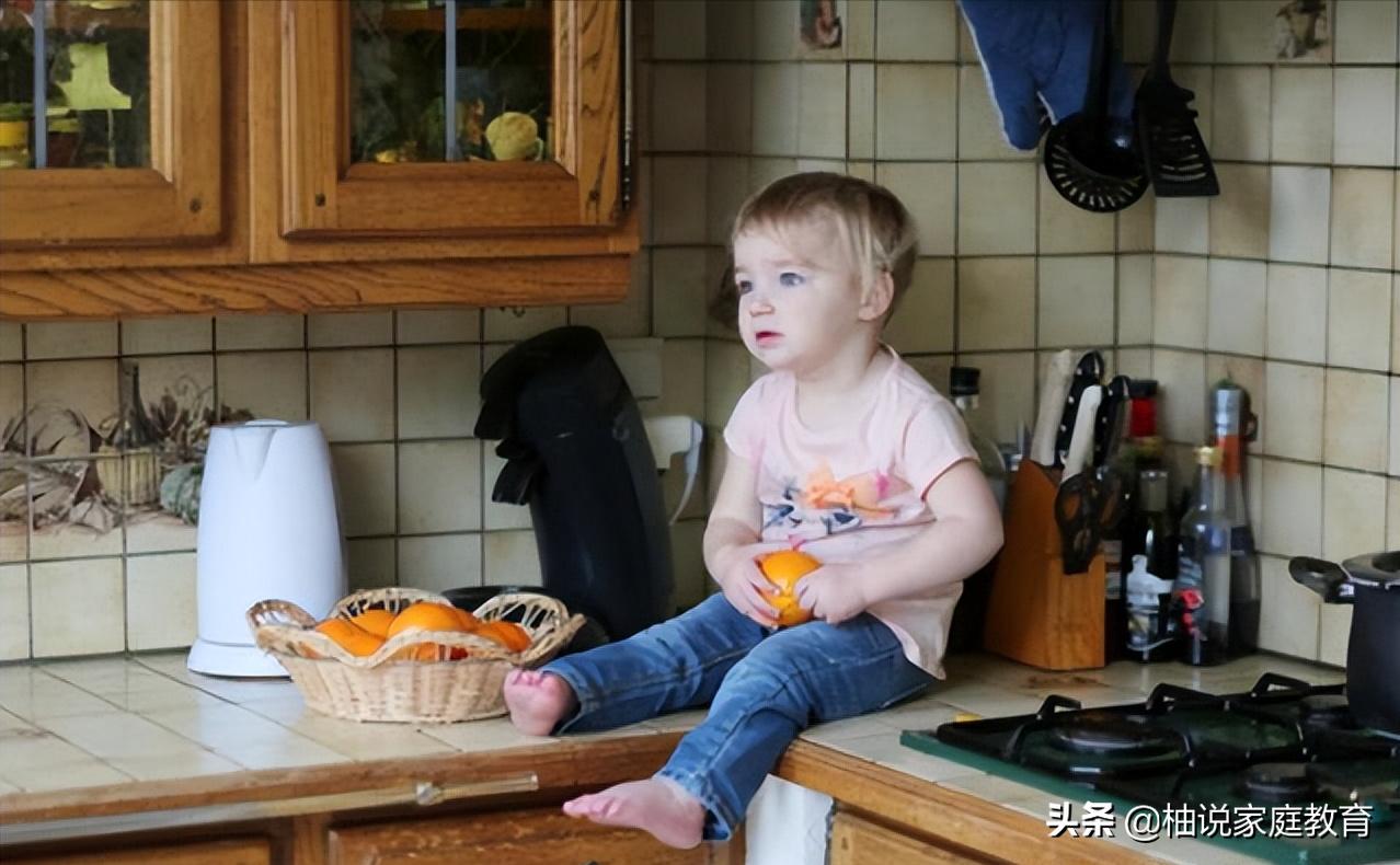 宝宝不小心吃到胶水,1岁宝宝误喝了手工液体胶水