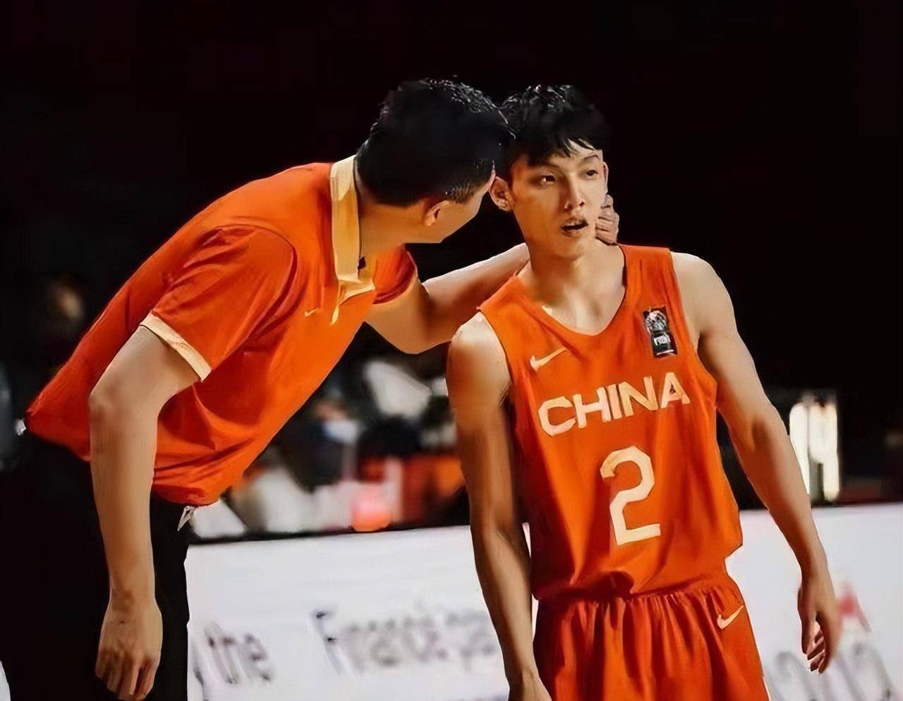 一分钟10记三分，徐杰完胜朱立宇，为全队赢得一天假期，杜锋欣慰