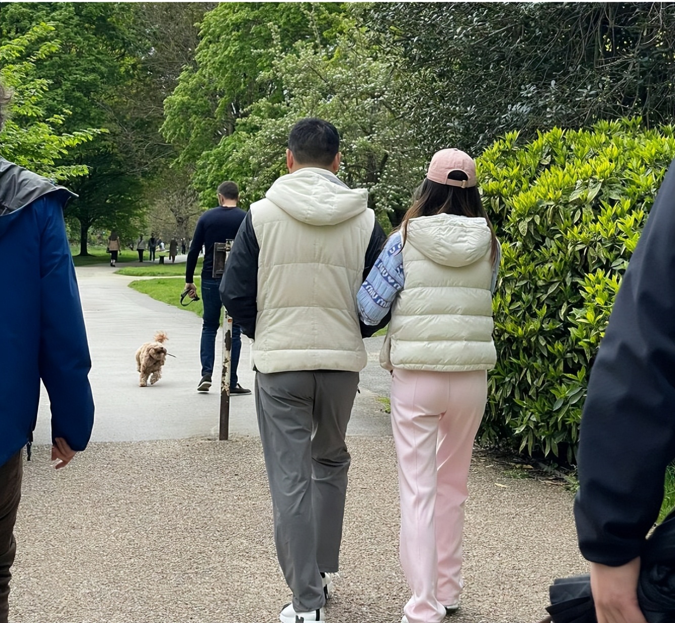 章泽天与刘强东在美国秀恩爱照,章泽天刘强东英国