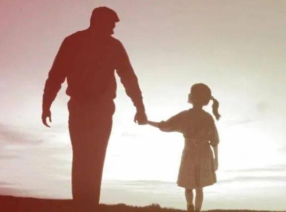 如果有一天，你理解了父亲的孤独，说明你相当成熟