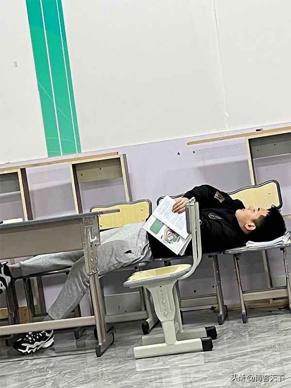 一年后,那位去考编的明星怎么样了?