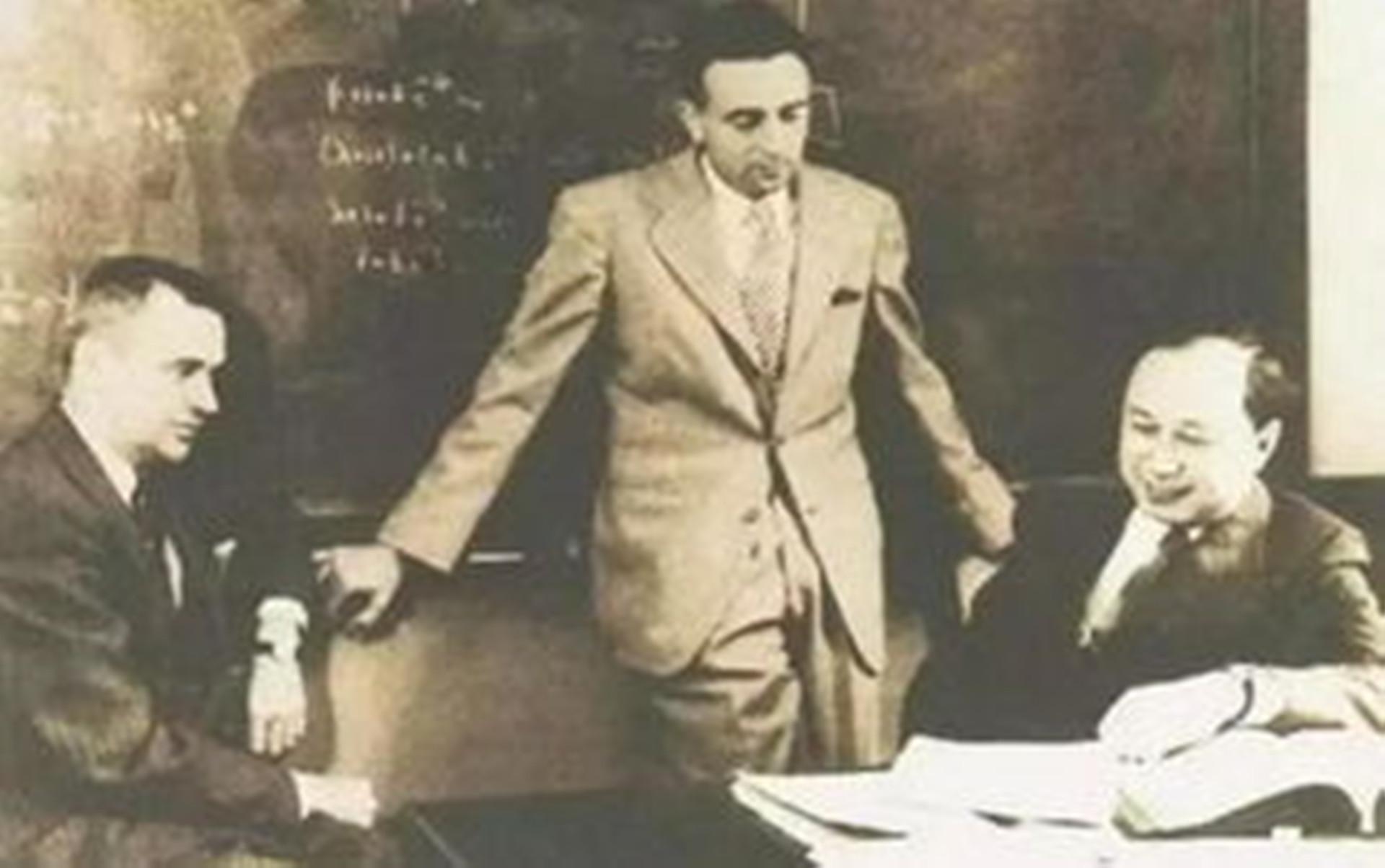 钱学森受邀参加国宴，到场后却找不到自己座位，毛主席：我划掉了