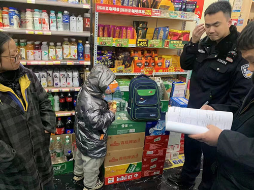 在岗民警不休息全力守卫一方平安,节日我在岗您的平安我来守护