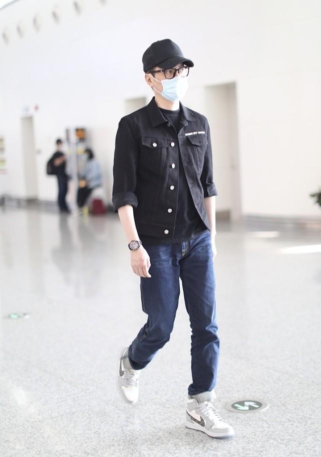 冯绍峰黑色外套搭配蓝色牛仔裤,冯绍峰休闲装穿搭