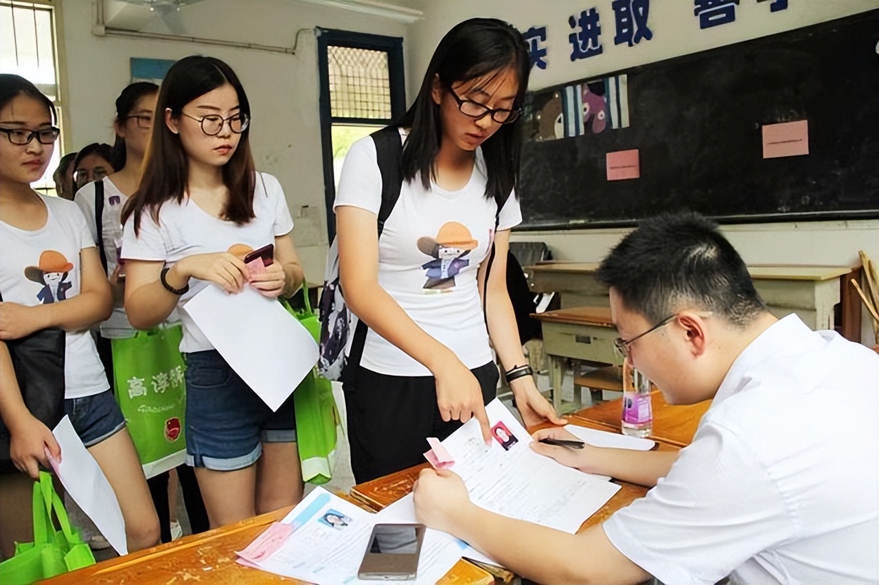 上海毕业生真实工资,上海本科生月入10万