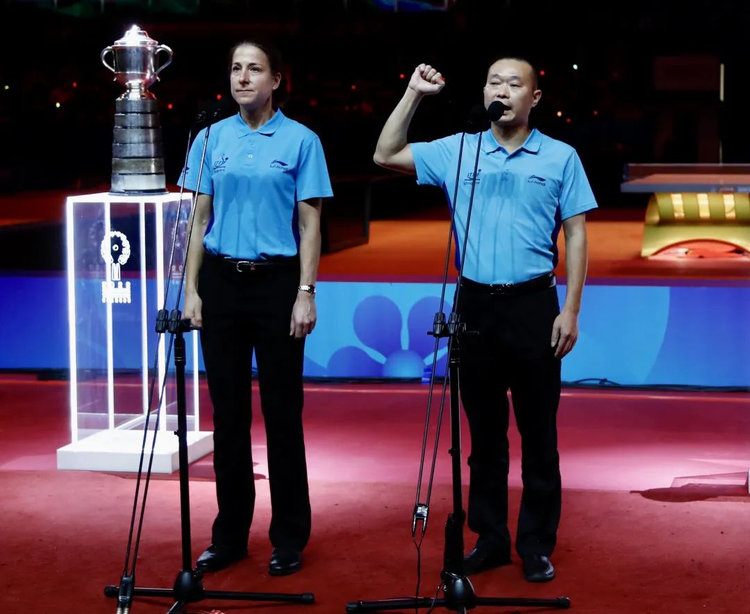 刘国梁给孙颖莎陈梦颁奖,刘国梁瓦尔德内尔杯