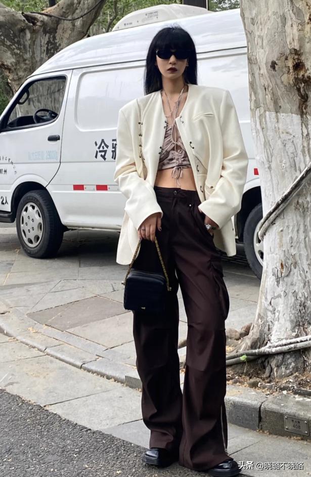 今年特流行工装裤时尚百搭又有型,工装裤女卡其色搭配红色平底鞋