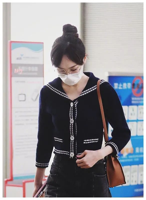 唐嫣在机场时背的焦糖色包,唐嫣曾经用过哪些包包