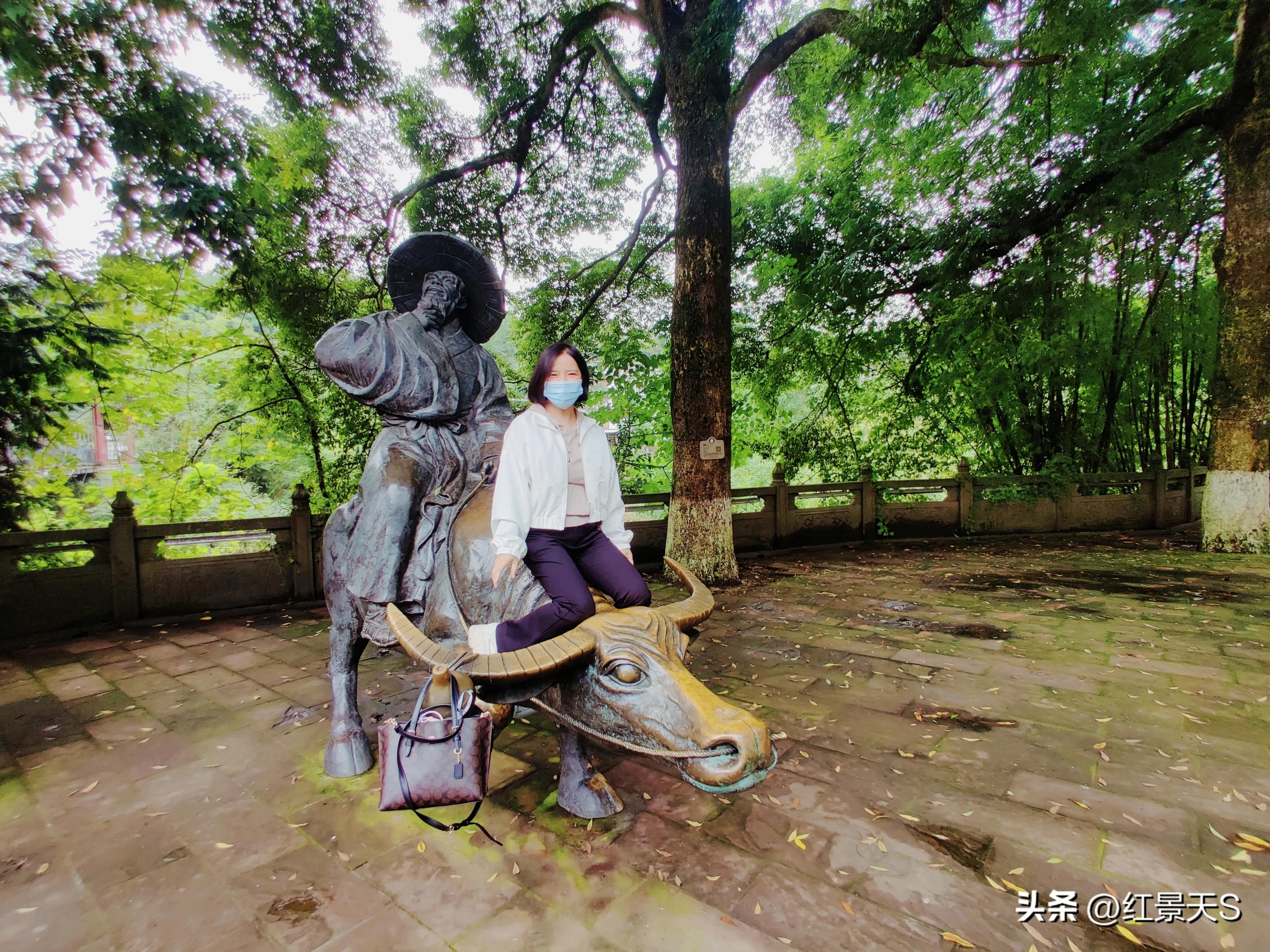 寻古幽访的千年古镇,街子古镇银杏广场御龙桥