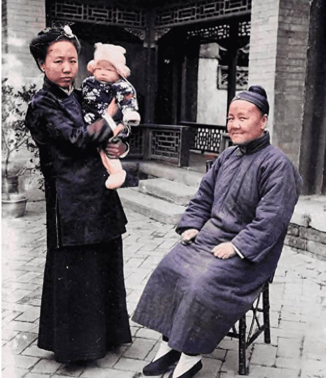 老照片:掠夺伊拉克黄金的美军,与德军合影的波兰*妓军**