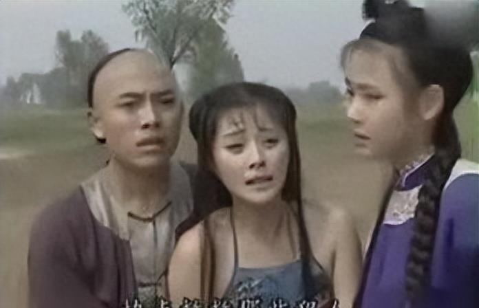 牛角胸罩，诱惑式舔刀尖，这些颠覆三观的镜头，看完让人一言难尽