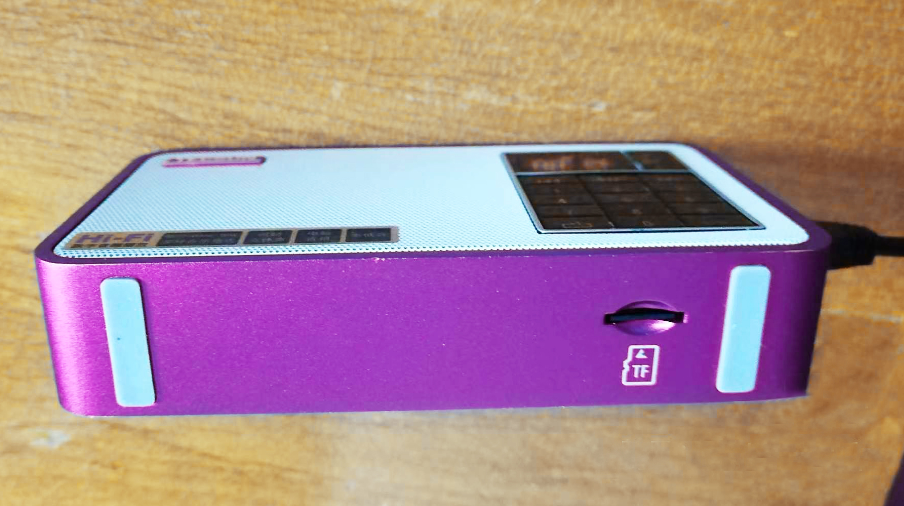 可以听收音机的小音箱,自带功放的音箱可以配无线麦克风