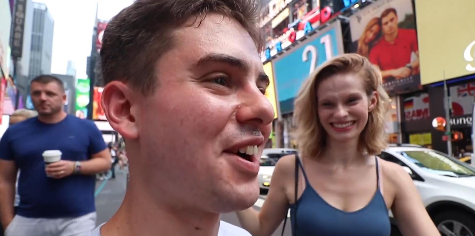 在美国街头第一次吃中国辣条,美国小伙第一次吃中国辣条