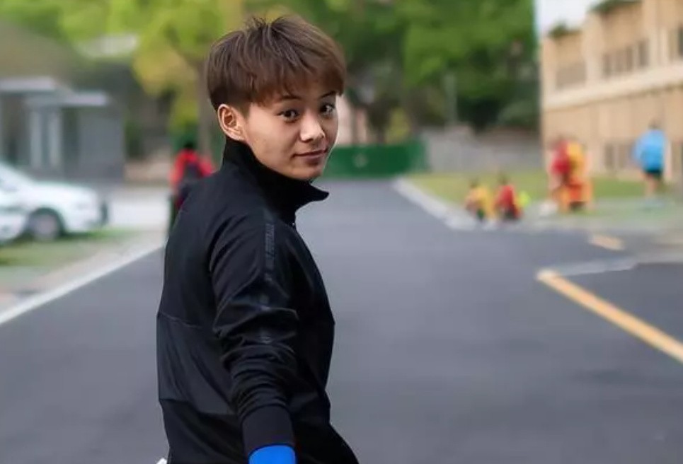 王霜踢球有多难,王霜几岁开始踢球