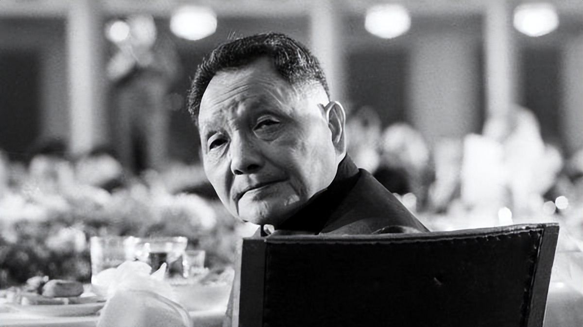 94年*小平邓**最后一次到上海，离开前对*菊黄**说：这是上海最后的机遇