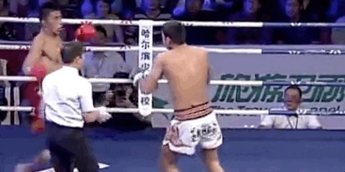 回顾｜士可杀不可辱！泰拳小将被一腿劈疯？中国散打鬼脚白霸气KO