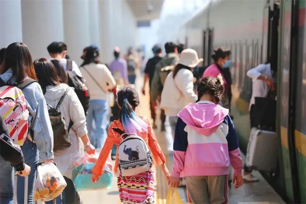 坐上动车去赴约，一起“水水水”吧！