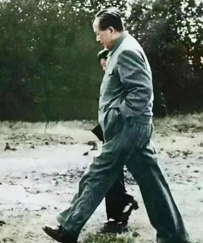 毛主席游孔林，突听“砰”一声响，他问孔子后人：这里常打枪吗？