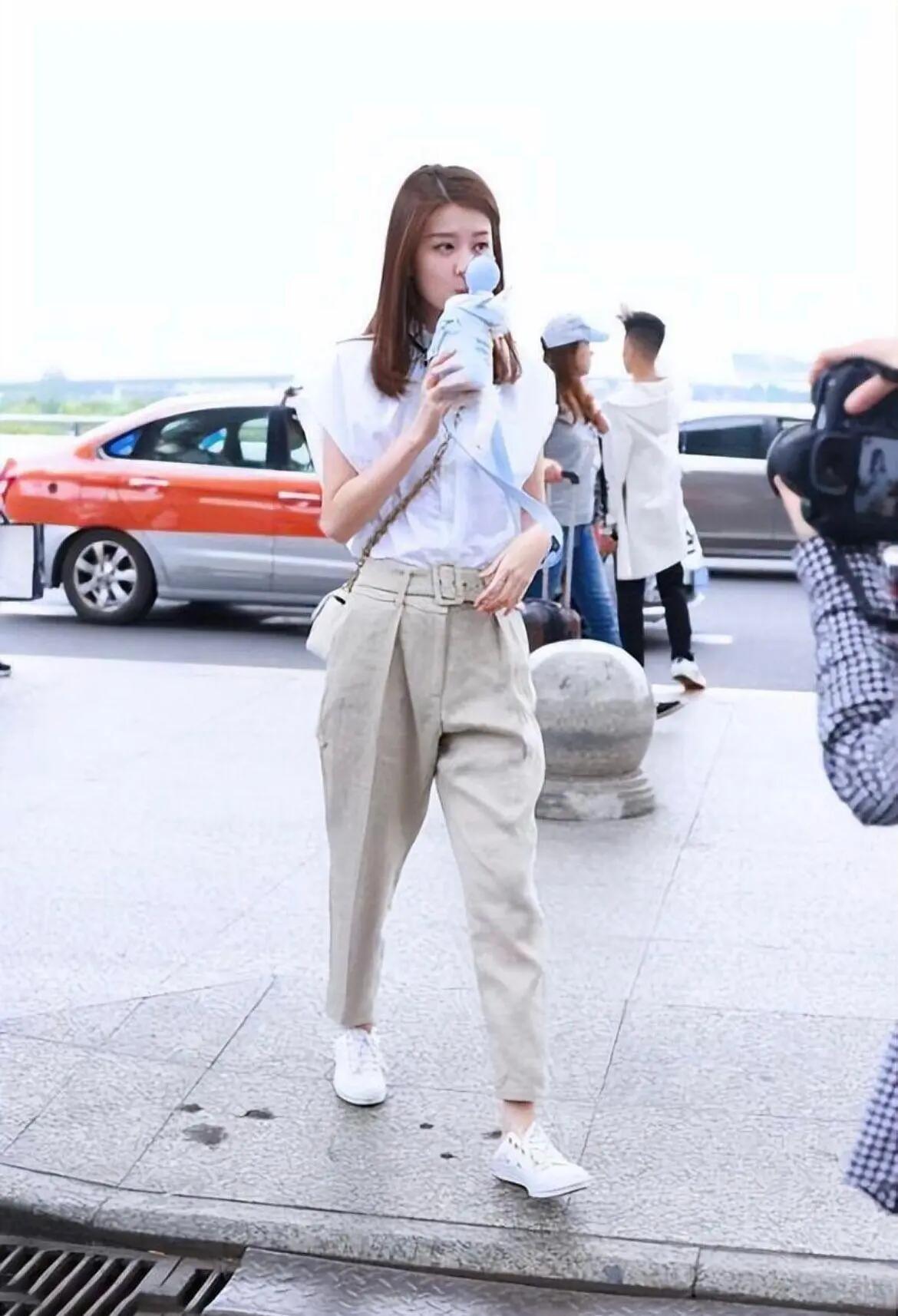 乔欣的清新白色系穿搭,乔欣露脐t恤紧身牛仔裤穿搭