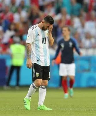 足球场上的感人瞬间里奥梅西,足球史上奇迹梅西