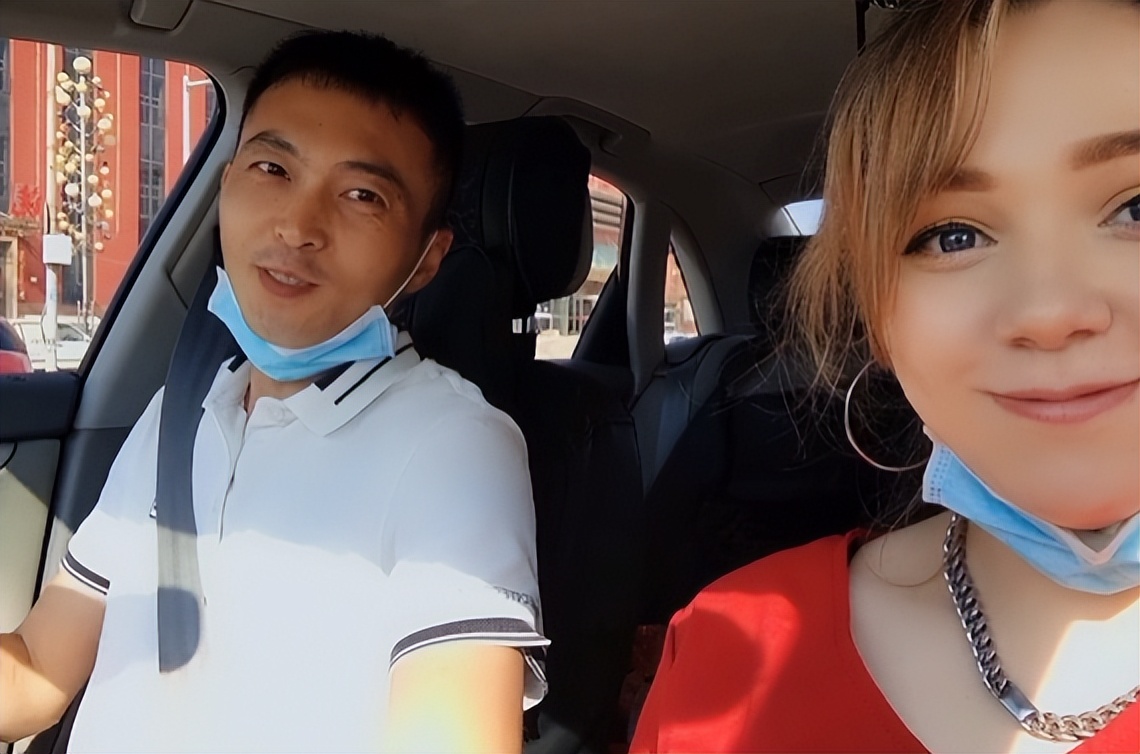 俄罗斯美女嫁给东北3婚男人，夫妻恩爱，网友感慨：他太幸运了